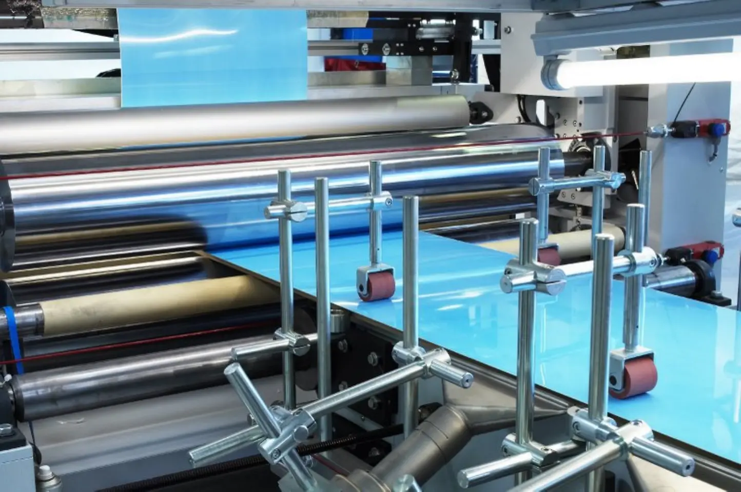 
Technomelt Hot Sealing: Kaschierverfahren zur Beschichtung von Möbeloberflächen mit Finish-Folien